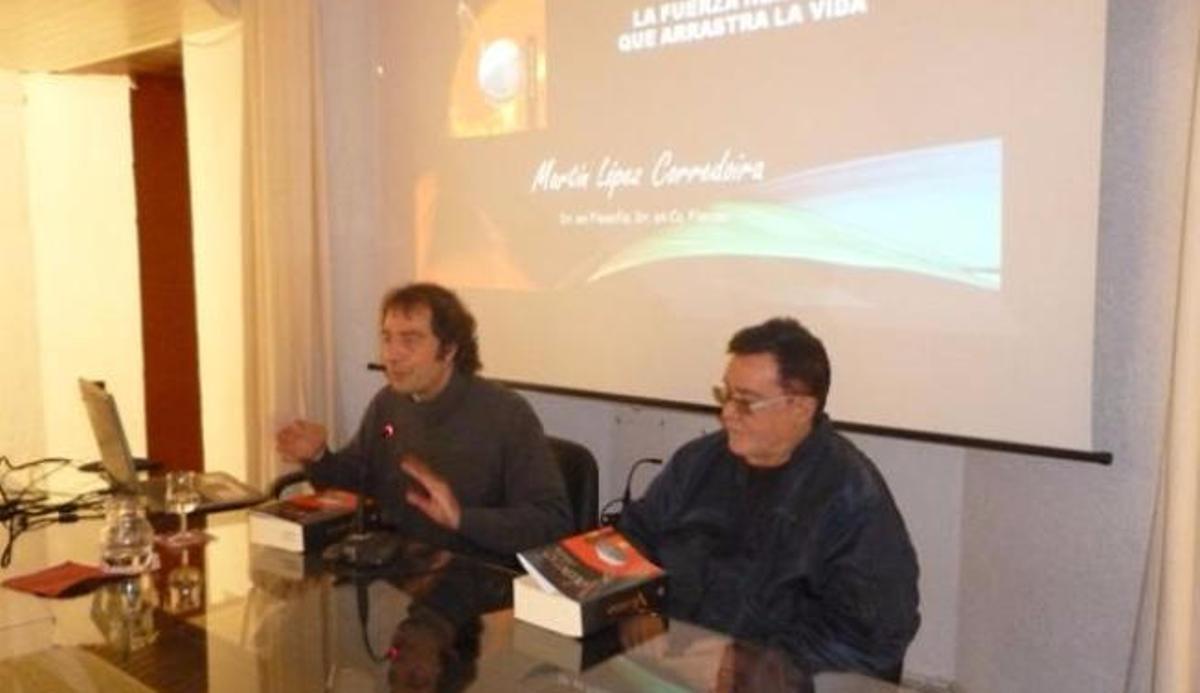 Martín López, izquierda, en el Instituto de Estudios Hispánicos de Canarias.