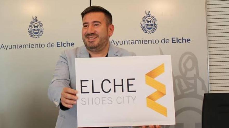 El edil de Empresa, con el logo de Elche Shoes City.