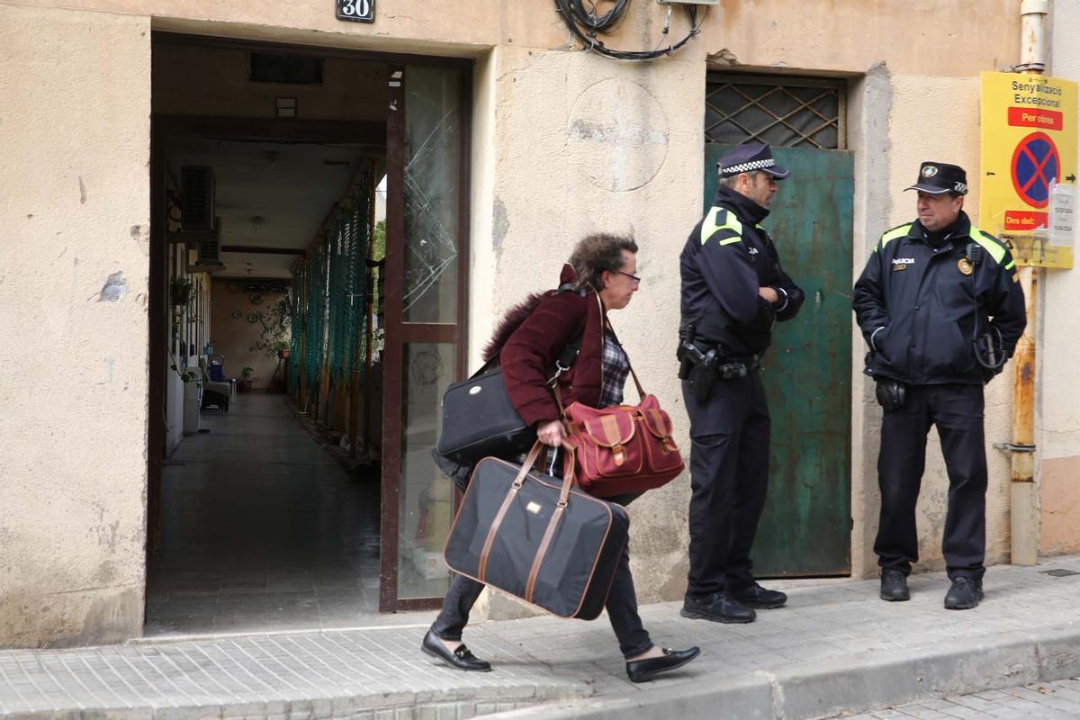 Edificio El Barco de Esplugues, desalojado el lunes por riesgo de derrumbe y en el que actualmente cinco vecinos se niegan a salir.