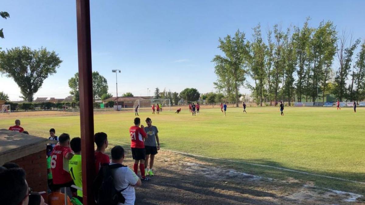 Un momento del encuentro entre el Villalpando y el CD Benavente. | Cedida