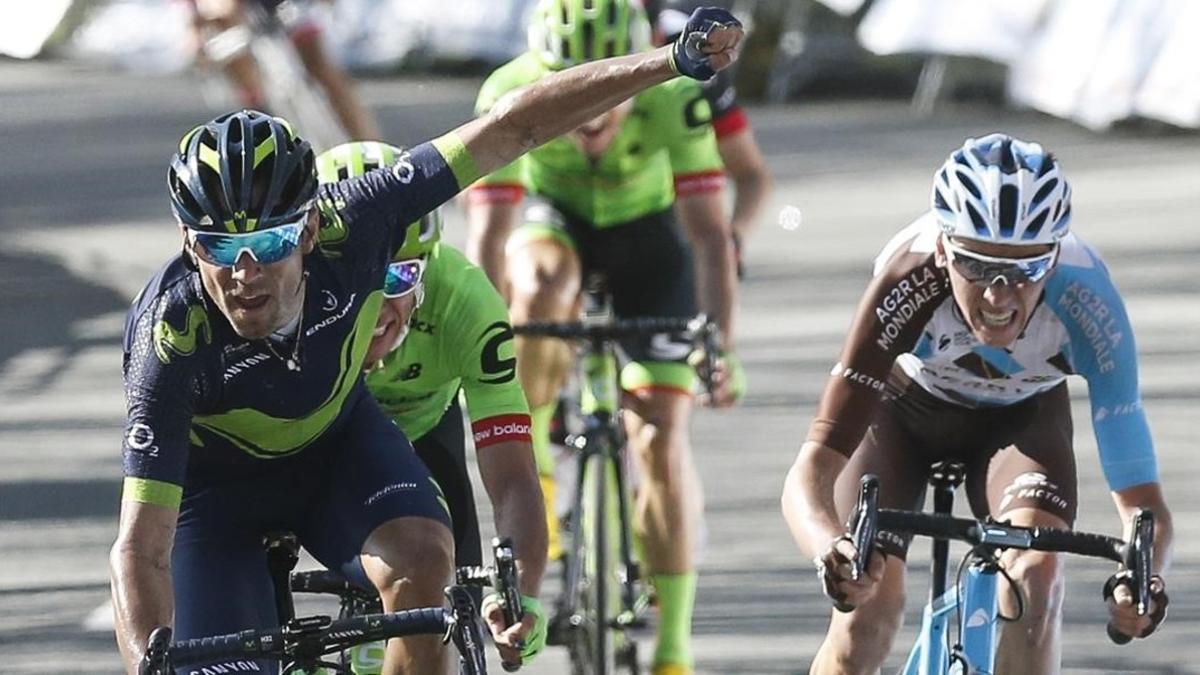 Alejandro Valverde se impone a Romain Bardet en la meta de Arrate para ponerse líder de la Vuelta al País Vasco.