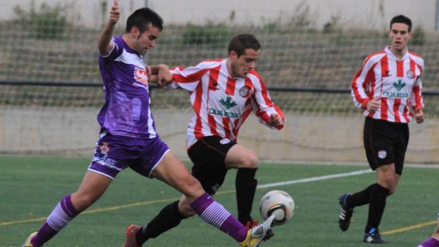 Un jugador del Zamora B intenta evitar la entrada de uno de los jugadores del Peñaranda.