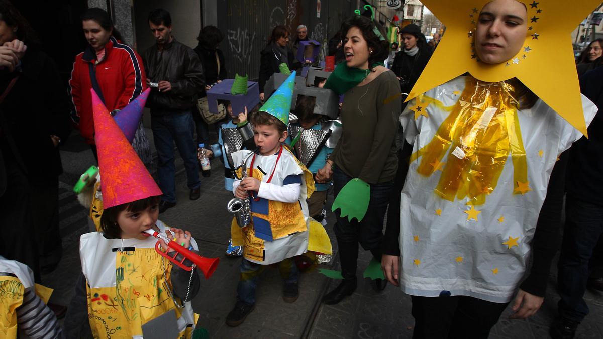 Rúa de Carnaval en un colegio del Eixample, en Barcelona