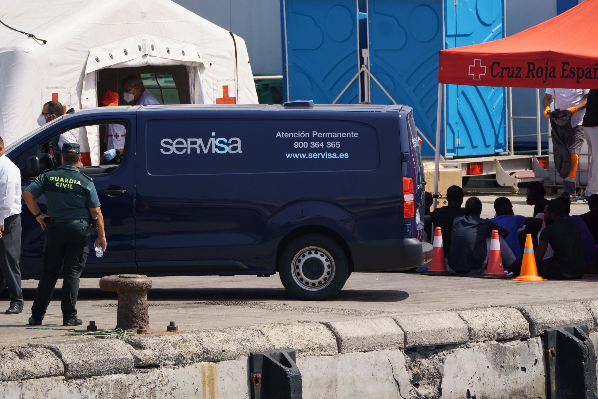A cayuco arrives this Sunday in Tenerife with 65 people, one of them deceased