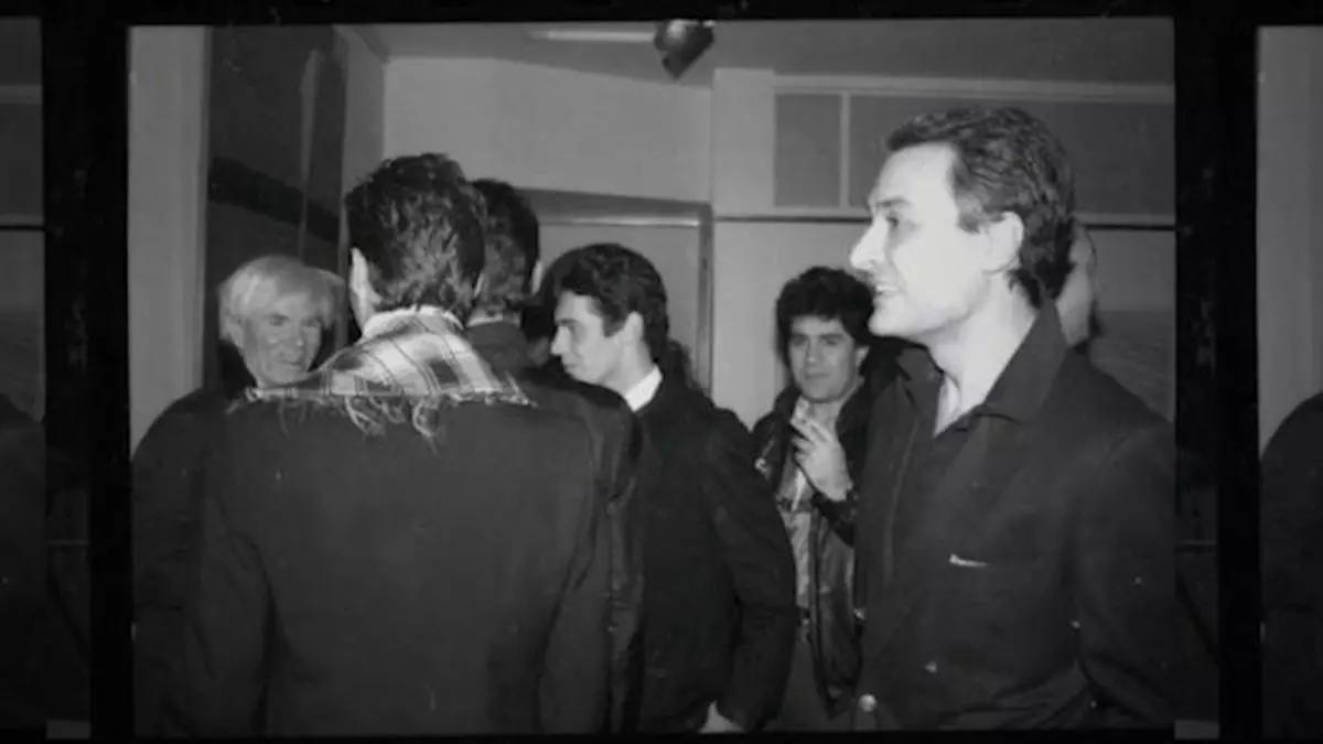 Andy Warhol (primero por la izda.) y Pedro Almodóvar (segundo por la dcha), en un fotograma del documental durante los días de la visita del primero a Madrid en 1983.
