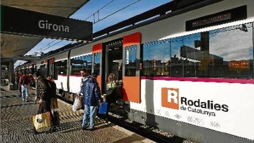 Un tren de la línia RG1, fent parada a l&#039;estació de Girona en una fotografia d&#039;arxiu.