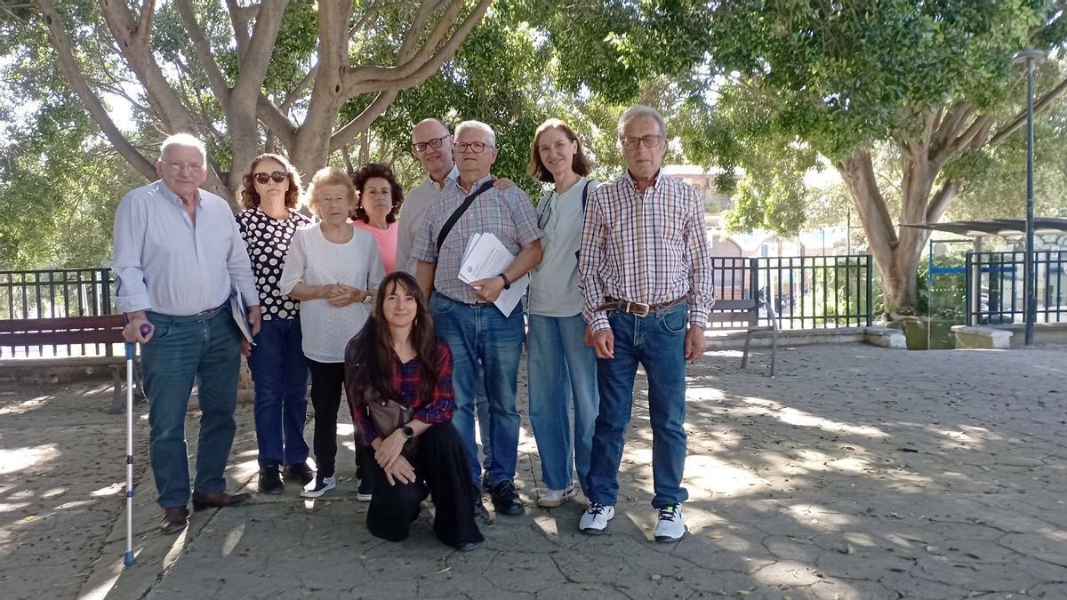Vecinos y dirigentes vecinales de la Junta de los Caminos, hace unos días en la plaza del barrio.