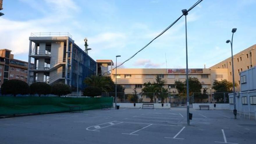 A la izquierda, la estructura del nuevo pabellón del instituto Azorín y, a la derecha, la vieja fachada del centro que debe ser retirada.