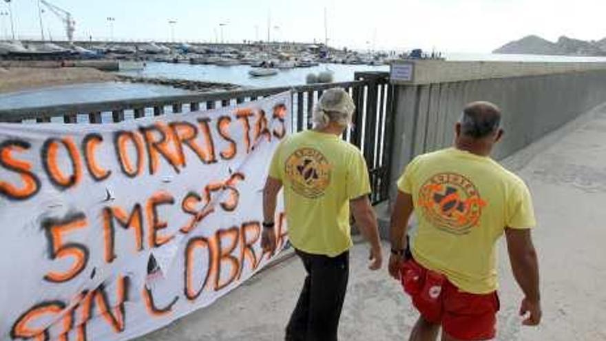 Otra pancarta expuesta en el puerto de Benidorm.