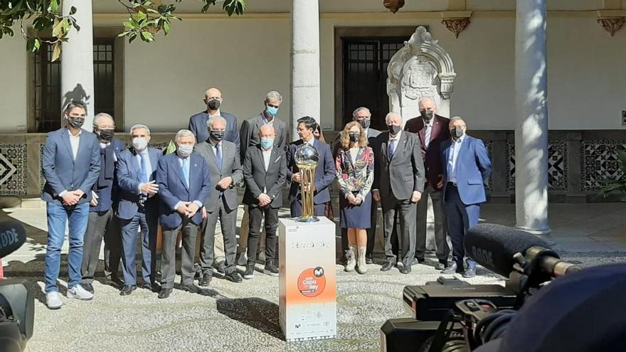 La trobada de responsables dels diferents clubs, entre els quals hi ha Josep Saez, a l&#039;Ajuntament de Granada