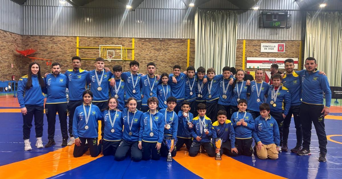 Los luchadores cruceños posan juntos tras finalizar el campeonato. | FIRMA DE FOTO / AGENCIA