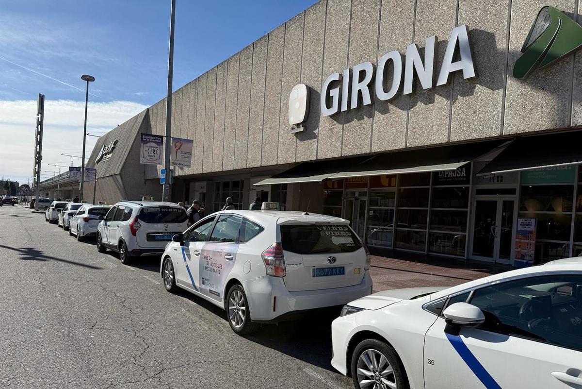 Taxis aturats a l'estació de trens de Girona