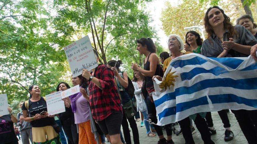 Ciudadanos se concentran ante el consulado de Uruguay.