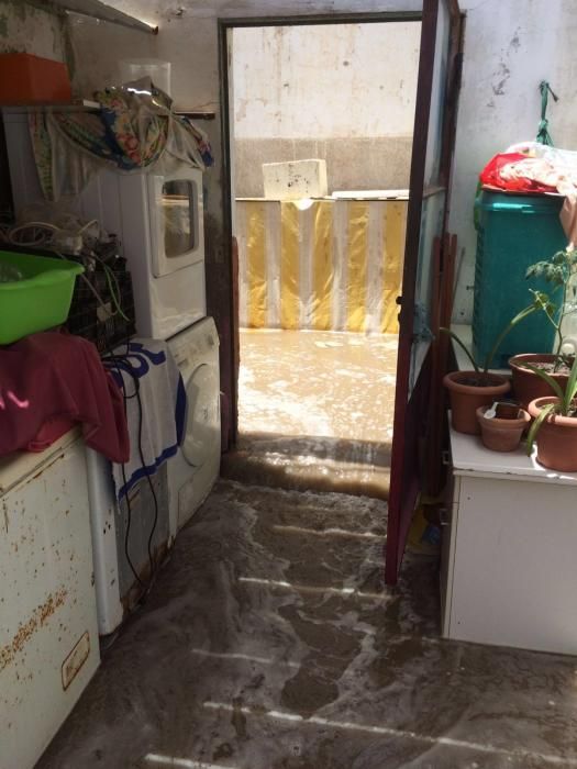 Inundación en las casas colindantes a la playa de Tauro