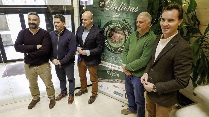 Por la izquierda, Vicente Fernández, José Antonio Migoya, Jesús Martínez Salvador, Juan Menéndez y Jorge González-Palacios, en la presentación de las jornadas gastronómicas del gochu asturcelta.