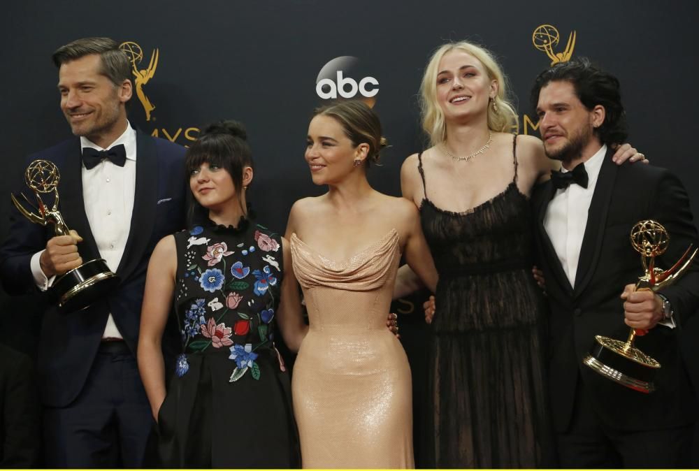 Cast of "Game of Thrones" pose backstage with ...
