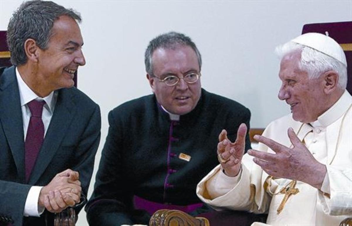 Zapatero i Benet XVI conversen, amb l’ajuda d’un intèrpret, ahir a l’aeroport del Prat. Zapatero i Benet XVI conversen, amb l’ajuda d’un intèrpret, ahir a l’aeroport del Prat.