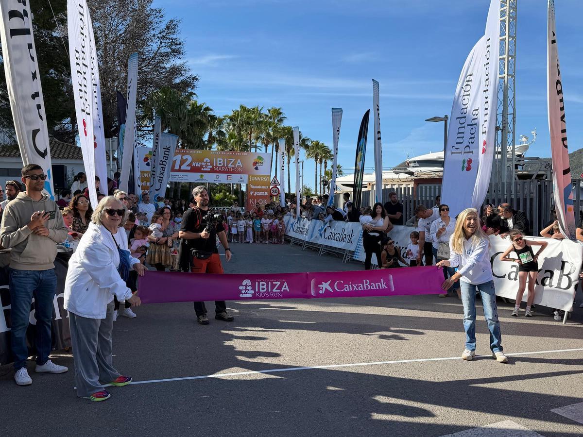 La alcaldesa de Santa Eulalia, Carmen Ferrer, y Alba Pau, de Fundación Conciencia