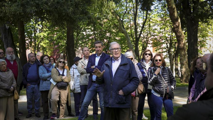 En el centro, Tomás E. Díaz, dando explicaciones, con Carlos Fernández Llaneza a su espalda.