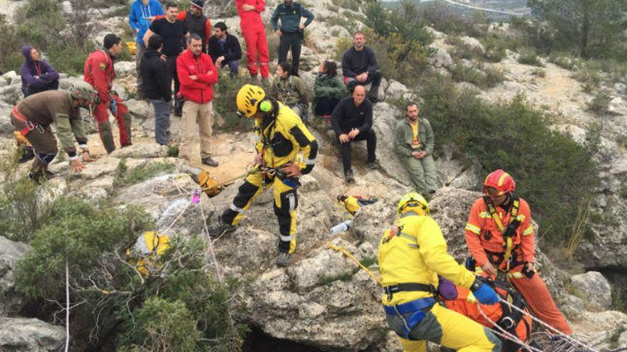 Los bomberos de Alicante rescatan a un espeleólogo herido en una cueva de Gandia