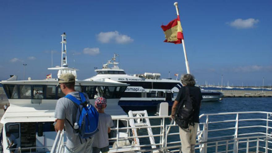 Pasajeros en la cubierta de uno de los barcos que cubren la línea entre las Pitiusas.