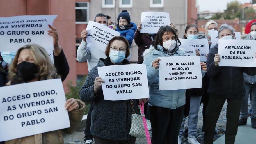 Vecinos de Teis concentrados ayer en la Vía Verde. | // PABLO HERNÁNDEZ