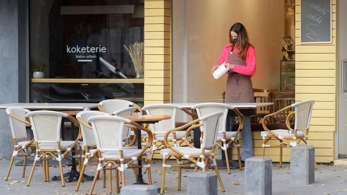Una camarera en la terraza de un restaurante