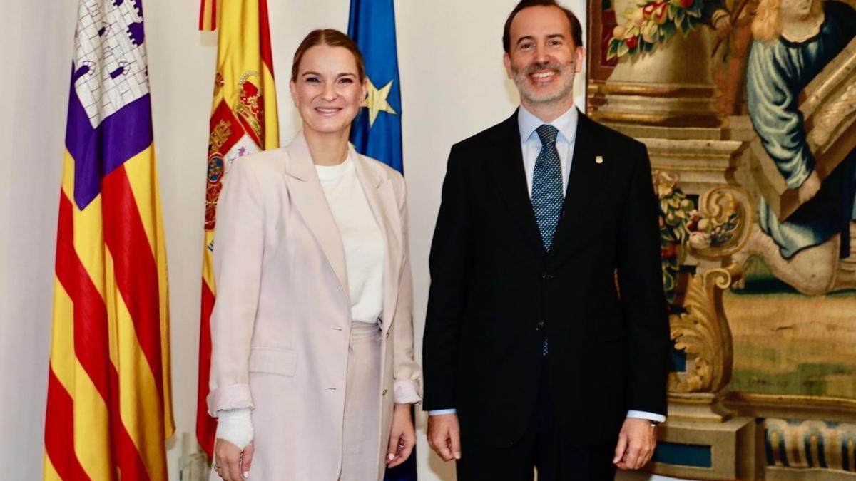 Marga Prohens y Gabriel Le Senne, en una reunión en el Parlament.