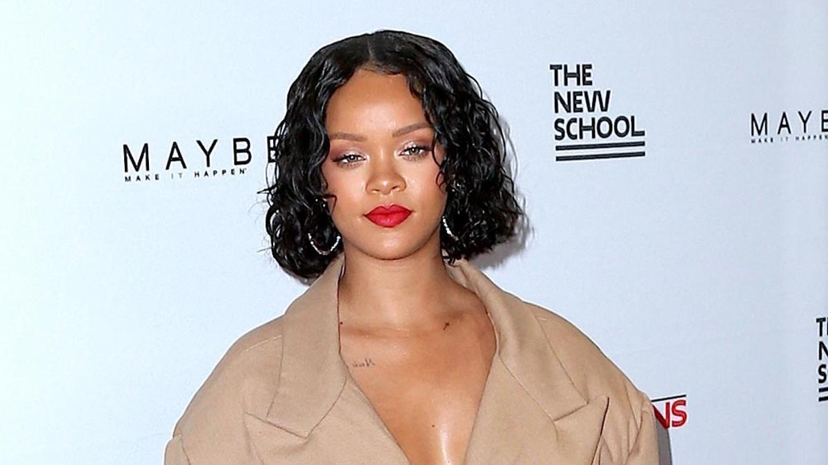 Rihanna con un traje de chaqueta tras tallas más