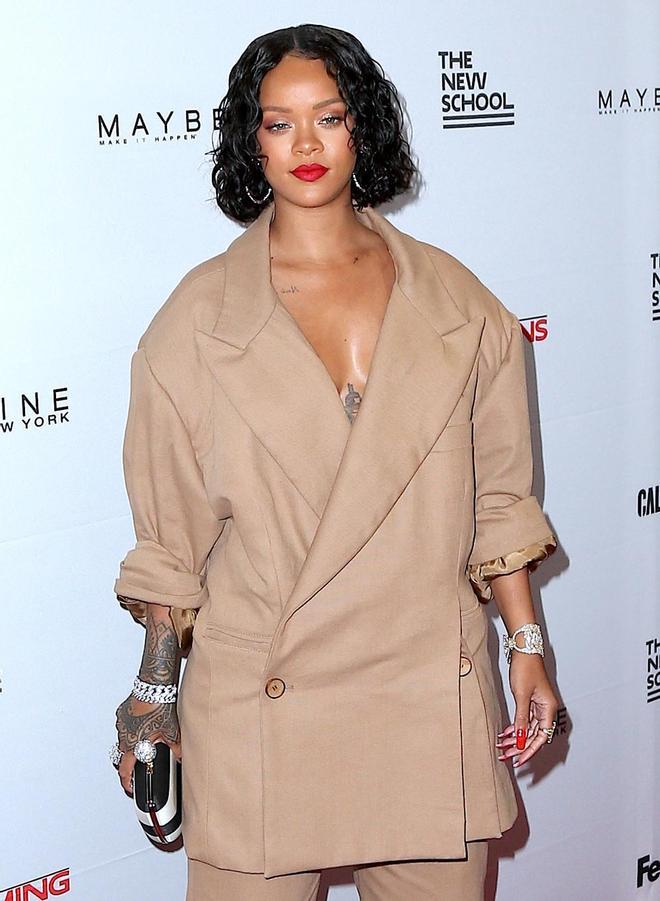 Rihanna con un traje de chaqueta tras tallas más