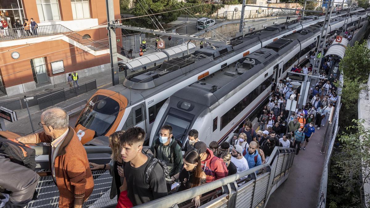 Aglomeraciones en el primer laborable del corte de la R-2 Nord y la R-11de Rodalies en Sant Andreu