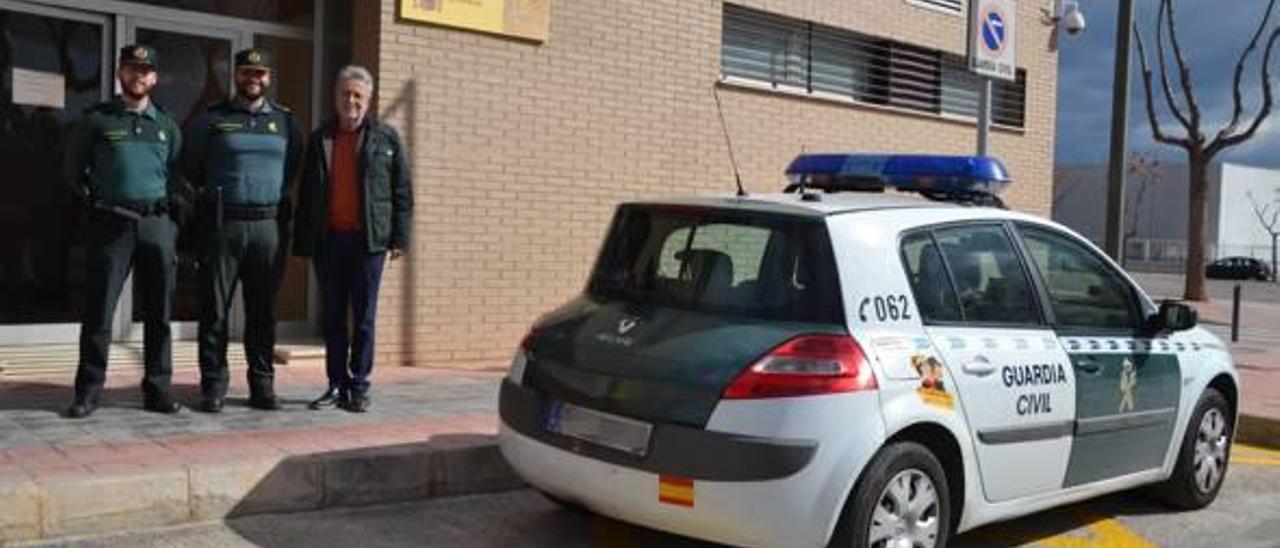 El alcalde Ramón Marí, con dos de los agentes que inician el lunes el servicio en Albal.