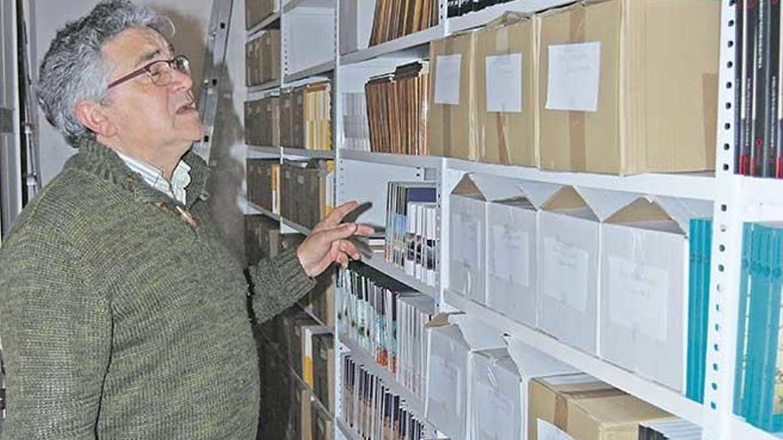 Rodríguez muestra la gran cantidad de libros almacenados.