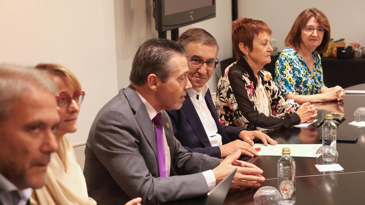 La presidenta de la CRUPV y rectora de la UJI, Eva Alcón (2.ª por la izquierda) junto a los otros cuatro rectores y el conseller Rovira.
