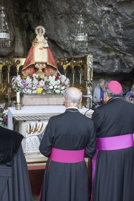 El Arzobispo de Oviedo, en Covadonga