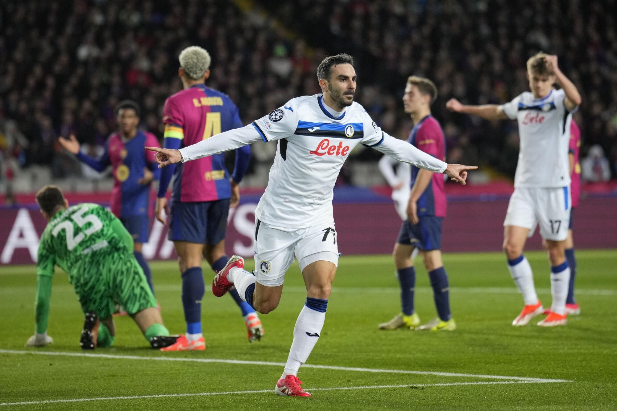 BARCELONA, 29/01/2025.- El defensa del Atalanta Davide Zappacosta celebra tras anotar un gol el cual ha sido anulado durante el partido de la Liga de Campeones de la UEFA, este miércoles en Barcelona. EFE/ Enric Fontcuberta