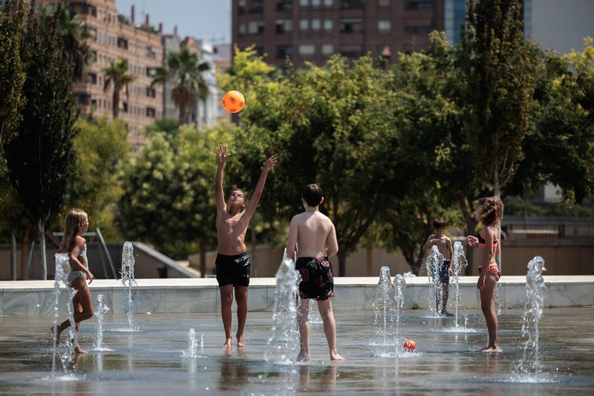 Un potente anticiclón en la cuenca mediterránea causa hasta mediados de semana una ola de calor en la mayor parte de España