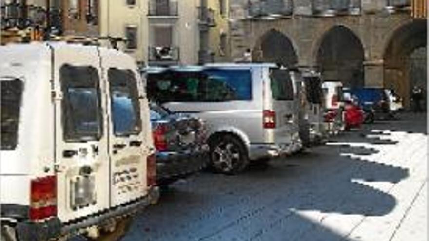 Cotxes aparcats en bateria a la plaça Major de Manresa, dimecres