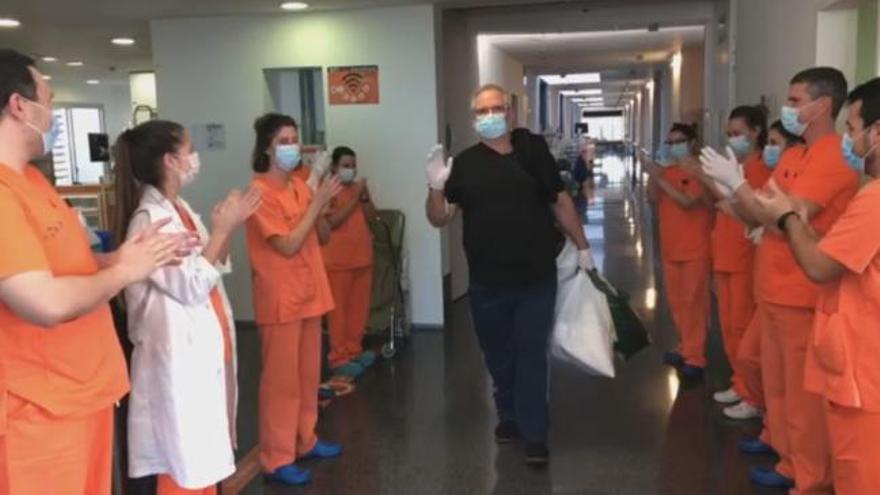 Despiden con aplausos a otro paciente que ha superado el coronavirus en Dénia