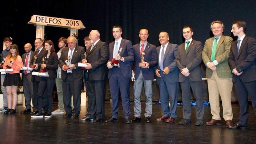 Miembros del jurado y galardonados con los &quot;Delfos&quot; posan en el Nuevo Teatro de La Felguera.