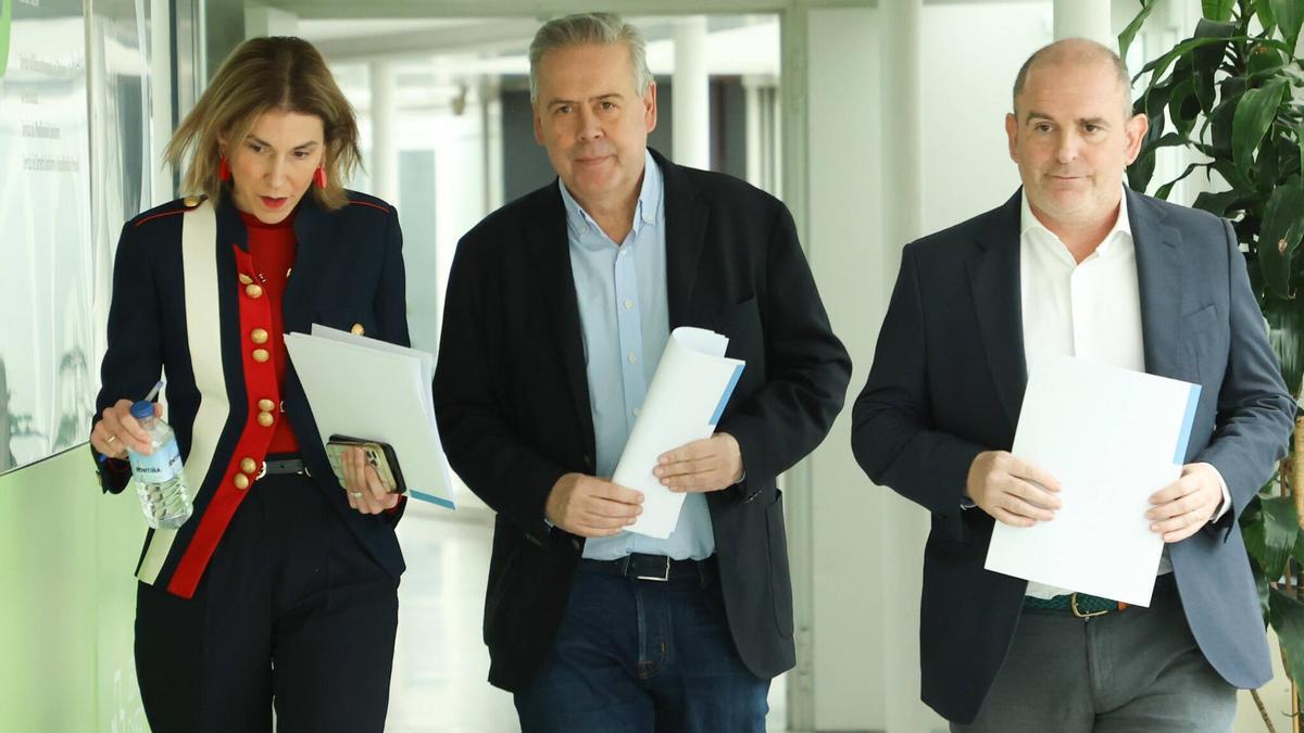 La secretaria xeral Natalia Lobato, el conselleiro y el director xeral de Asistencia Sanitaria, Alfredo Silva.