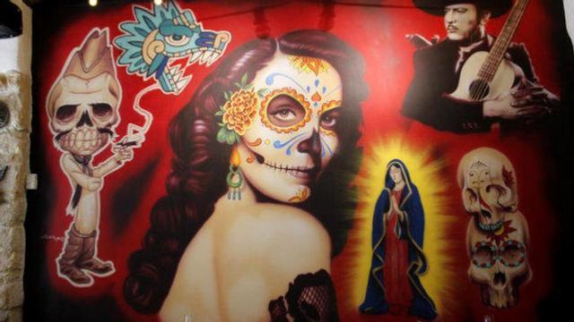 La decoración de Pecados y Milagros te adentrará, de lleno, en la cultura mexicana.