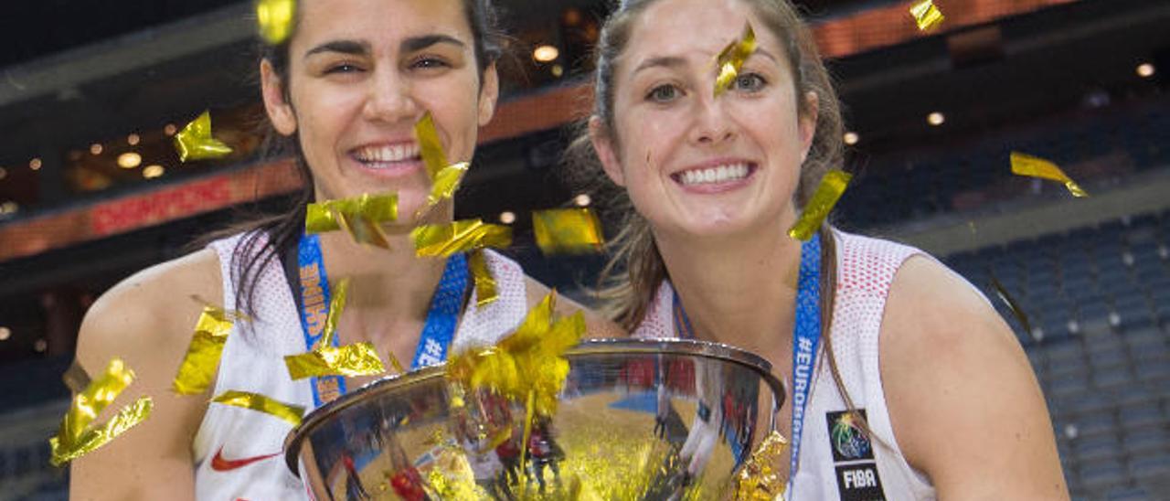 Leticia Romero (izq.) y Leo Rodríguez (der.) con la copa del Eurobasket.