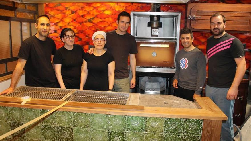 Por la izquierda, los trabajadores de la cocina Alberto Gutiérrez, María Jesús Menéndez, Belén Sevillano, Diego Sorhouet, Ricardo Rodríguez y Pedro Santos, junto al horno de leña de la sidrería.