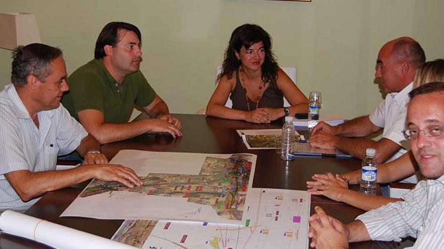 Reunión mantenida en el Ayuntamiento de Villena por la alcaldesa y dos de sus concejales con los responsables de Adif