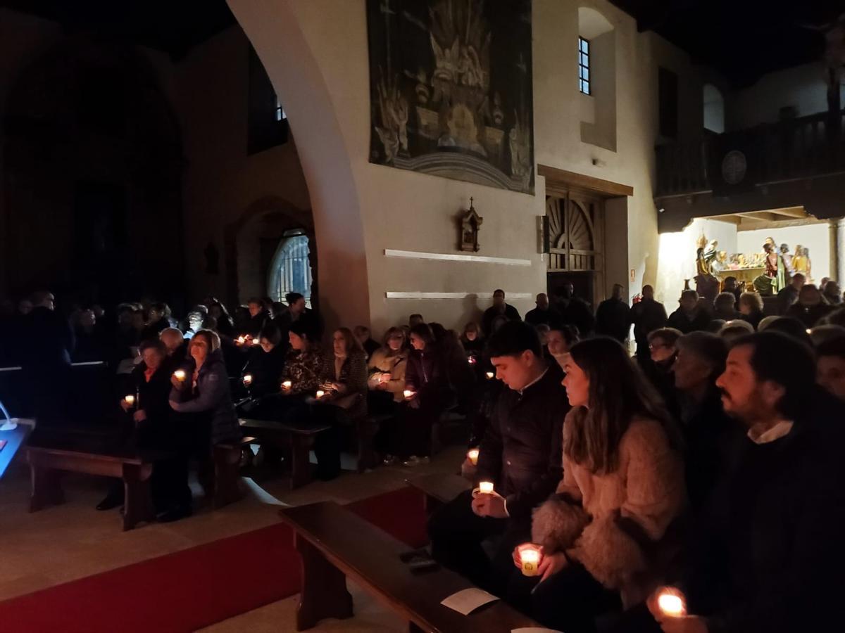 GALERÍA | Besamanos a la Virgen de la Soledad de Toro en la iglesia de Santa Catalina
