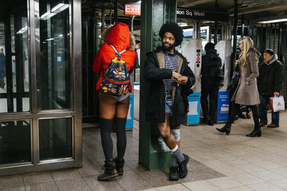 Los neoyorquinos toman el metro sin pantalones