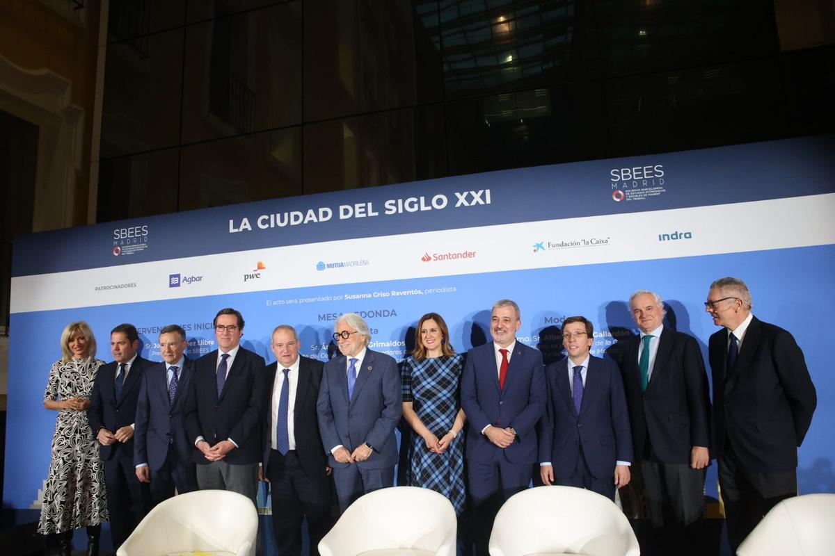 La alcaldesa de València con los de Barcelona y Madrid