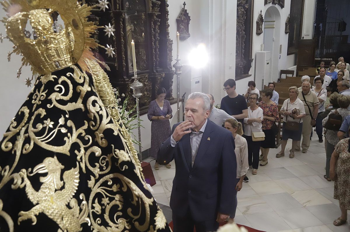 El besamanos extraordinario a la Virgen de los Dolores, en imágenes