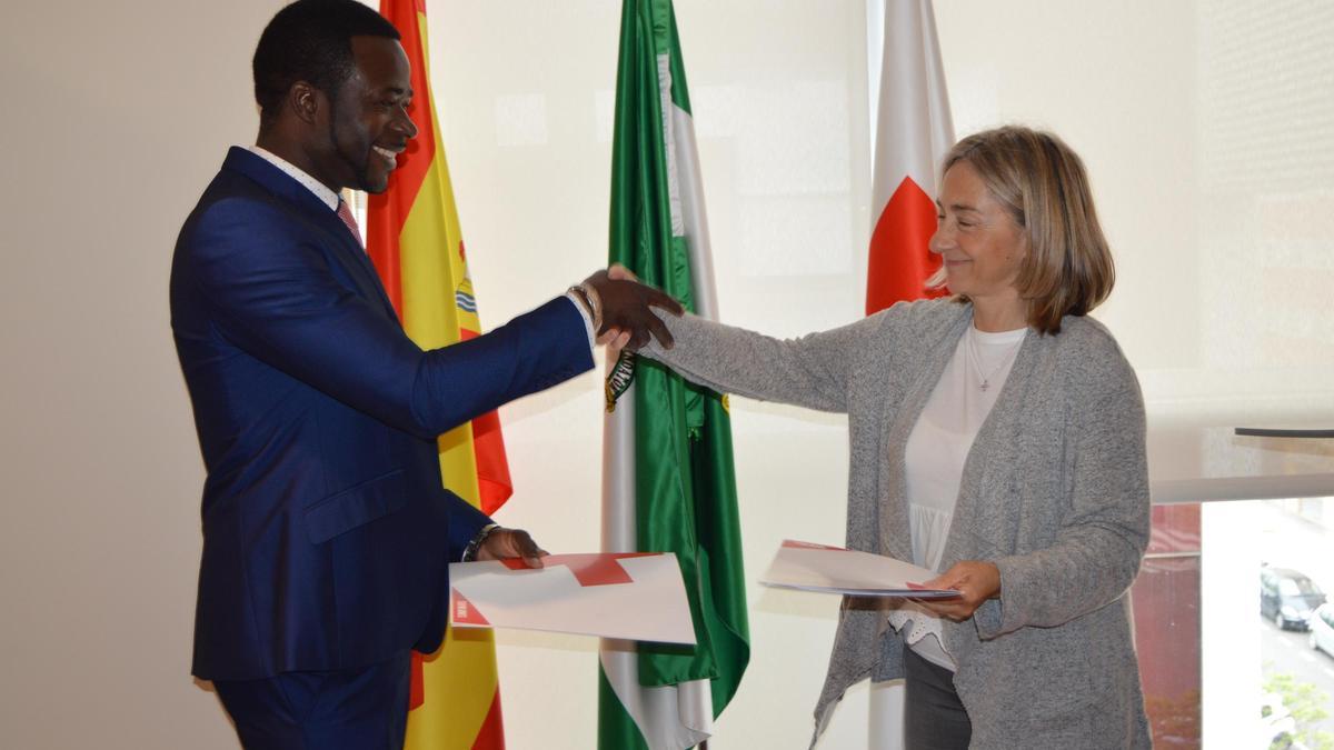 Bakari Diakite y Cándida Ruiz en la firma del convenio.